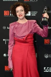 Maria Schrader with the Audience Award for the direction of Before the Dawn at the award ceremony of the 30 European Film Prize 2017 at the Haus der Berliner Festspiele Berlin 09 12 2017 Foto:xC.xNiehausx xFuturexImage