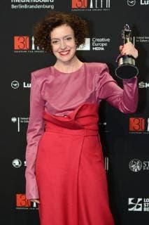 Maria Schrader with the Audience Award for the direction of Before the Dawn at the award ceremony of the 30 European Film Prize 2017 at the Haus der Berliner Festspiele Berlin 09 12 2017 Foto:xC.xNiehausx xFuturexImage