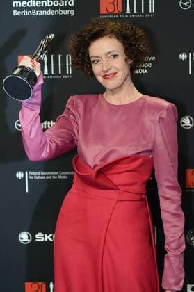 Maria Schrader with the Audience Award for the direction of Before the Dawn at the award ceremony of the 30 European Film Prize 2017 at the Haus der Berliner Festspiele Berlin 09 12 2017 Foto:xC.xNiehausx xFuturexImage