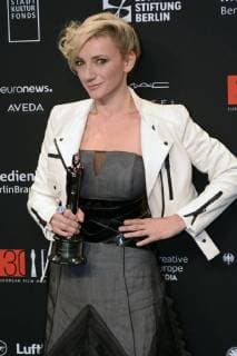 Alexandra Borbely with the Best Actress Award in Testrol es lelekrol Body and soul at the 30th European Film Awards 2017 at the Haus der Berliner Festspiele Berlin 09 12 2017 Foto:xC.xNiehausx xFuturexImage
