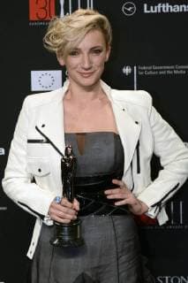 Alexandra Borbely with the Best Actress Award in Testrol es lelekrol Body and soul at the 30th European Film Awards 2017 at the Haus der Berliner Festspiele Berlin 09 12 2017 Foto:xC.xNiehausx xFuturexImage