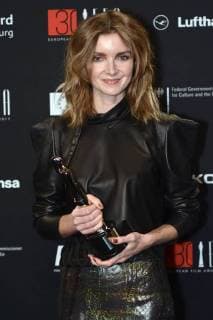 Anna Zamecka with the award for the best documentary Komunia Kommunion at the award ceremony of the 30 European Film Prize 2017 at the Haus der Berliner Festspiele Berlin 09 12 2017 Foto:xC.xNiehausx xFuturexImage