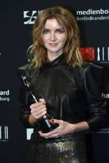 Anna Zamecka with the award for the best documentary Komunia Kommunion at the award ceremony of the 30 European Film Prize 2017 at the Haus der Berliner Festspiele Berlin 09 12 2017 Foto:xC.xNiehausx xFuturexImage