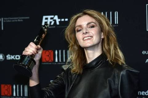 Anna Zamecka with the award for the best documentary Komunia Kommunion at the award ceremony of the 30 European Film Prize 2017 at the Haus der Berliner Festspiele Berlin 09 12 2017 Foto:xC.xNiehausx xFuturexImage