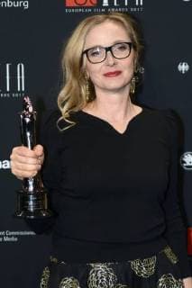 Julie Delpy awarded the prize for Best European Performance in World Cinema at the 30th European Film Awards 2017 at the Haus der Berliner Festspiele Berlin 09 12 2017 Foto:xC.xNiehausx xFuturexImage