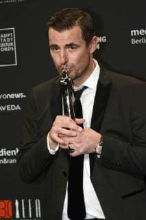 Claes Bang with the award for the best actor in The Square at the award of the 30 European Film Prize 2017 at the Haus der Berliner Festspiele Berlin 09 12 2017 Foto:xC.xNiehausx xFuturexImage