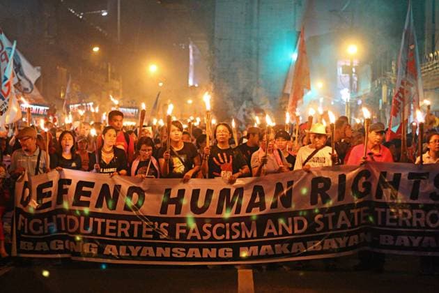 Bilder des Tages Philippines: International Human Rights Day 2017 Multi-sectoral groups marching along Recto Avenue with a lights of torch going to Mendiola during the celebration of International Human Rights Day in Mendiola Manila City on December 10, 2017. The groups also calling to stop the continuous killings and human rights violation on the Deterte’s government. Manila Philippines  GregorioxB.xDantesxJr.