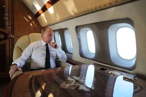 Bilder des Tages LATAKIA, SYRIA â€“ DECEMBER 11, 2017: Russia s President Vladimir Putin aboard a plane on his way to the Russian Hmeimim air base. Putin has ordered Russian troops to start pulling out of Syria. Mikhail Klimentyev Russian Presidential Press and Information Office TASS  TS06CADA