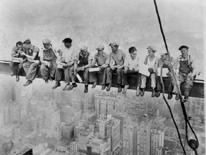 Ikonische Bilder der Zeitgeschichte Workers at lunch on a girder , high above the street . November 1932, United States Copyright: Topfoto  !ACHTUNG AUFNAHMEDATUM GESCHÄTZT! UnitedArchivesEU032528