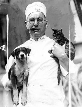 George W.Tennant, a member of the Byrd Antarctic Expedition, pictures with the cat and dog mascots of the city of New York Byrd ship that shipped for the South Polar Regions. Photographic expeditions and geological surveys were taken during the expedition. 1928, New York City New York United States Copyright: Topfoto  !ACHTUNG AUFNAHMEDATUM GESCHÄTZT! UnitedArchivesEUFD002093