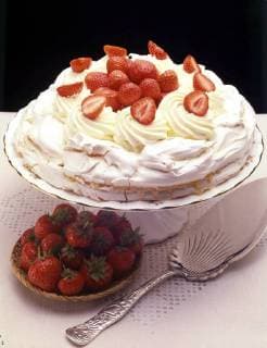 Strawberry Pavlova The meringue-based dessert, Pavlova, is named after the Russian ballerina Anna Pavlova. The dessert is believed to have been created in honour of the dancer either during or after one of her tours to Australia and New Zealand in the 1920s. *** Local Caption *** Pavlova, Checked Great Britain Copyright: Topfoto  !ACHTUNG AUFNAHMEDATUM GESCHÄTZT! UnitedArchivesEUFD002479
