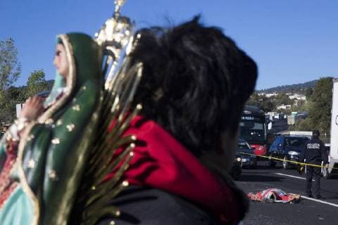 A view of a road accident at the kilometer 75 of the Mexico-Puebla road, in Santa Rita Tlahupan, Puebla, Mexico, 12 December 2017. Eight pilgrims died in a road accident while returning to their homes after participating in celebrations of the Guadalupe Virgin in Mexico City. Pilgrims die in road accident after Virgin of Guadalupe festivities !ACHTUNG: NUR REDAKTIONELLE NUTZUNG!  Copyright: xFranciscoxGuascox SRT001 20171212-636487017900307469