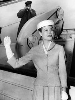 Grace Kelly Waving good-bye to New York from the deck of the liner,Constitution, before sailing to Monaco and her wedding to Prince Rainier USA, 4 April 1956, New York United States Copyright: Topfoto  !ACHTUNG AUFNAHMEDATUM GESCHÄTZT! UnitedArchives0157656