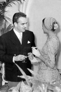 The civil wedding of Prince Rainier III of Monaco and Grace Kelly. 19 April 1956. The ceremony was followed by a brilliant garden party in the palace. The happy couple talk over a drink., Monaco Copyright: Topfoto  !ACHTUNG AUFNAHMEDATUM GESCHÄTZT! UnitedArchives0657546