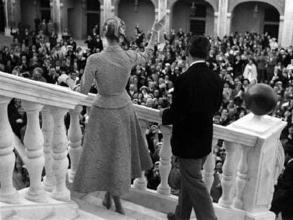 The civil wedding of Prince Rainier III of Monaco and Grace Kelly. 19th April 1956. The ceremony was followed by a brilliant garden party in the palace. The happy couple greet their guests from a balcony., Monaco Copyright: Topfoto  !ACHTUNG AUFNAHMEDATUM GESCHÄTZT! UnitedArchives0983293
