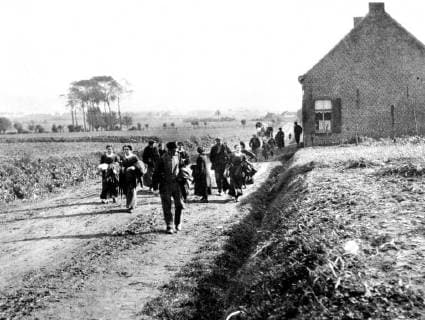 Battle of Messines Inhabitants leaving their homesduring shelling October 1914, France Copyright: Topfoto  !ACHTUNG AUFNAHMEDATUM GESCHÄTZT! UnitedArchives1302130