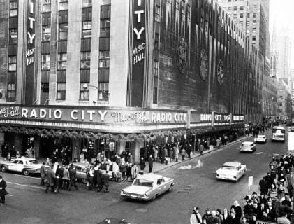 Holiday crowds wait to enter New York City s famed Radio City Music Hall on 26th December 1962, United States Copyright: Topfoto  !ACHTUNG AUFNAHMEDATUM GESCHÄTZT! UnitedArchives1303150