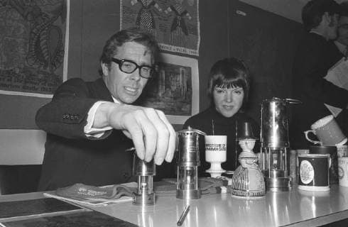 Both judges , Lord Snowdon and Fashion designer Mary Quant study some winning designs of the competition organised by the council of industrial design and the Welsh office for well designed souvenirs . Janurary 1st 1969, Copyright: Topfoto  !ACHTUNG AUFNAHMEDATUM GESCHÄTZT! UnitedArchives1304126
