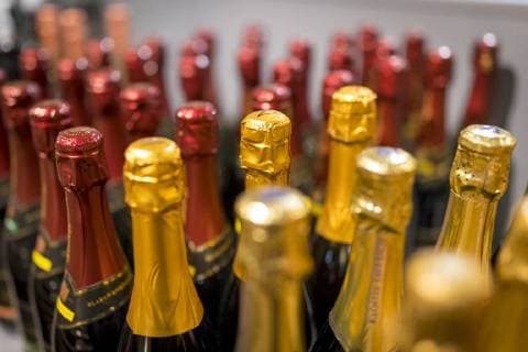 Die Spirituosenabteilung eines Edeka-Markt. Deutsche trinken im Schnitt 4,3 Liter Schaumwein pro Jahr, 12.12.17 Luebeck Schleswig-Holstein Germany *** The spirits department of an Edeka market Germans drink on average 4 3 liters of sparkling wine per year 12 12 17 Luebeck Schleswig Holstein Germany Copyright: xAgentur54Gradx xFelixxKoenigx
