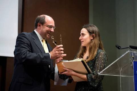 Spanish poet Alba Flores Robla (R) receives the 2017 Adonais Poetry award in Madrid, Spain, 15 December 2017. The Spanish Adonais Poetry award is granted to young poets and celebrates its 71 edition this year. Spanish poet Alba Flores wins Adonais Poetry award !ACHTUNG: NUR REDAKTIONELLE NUTZUNG!  Copyright: xLucaxPiergiovannix GRAF1915 20171215-636489504873229194
