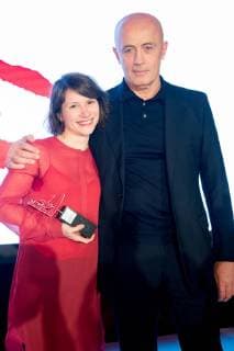 Bilder des Tages MOSCOW, RUSSIA - DECEMBER 15, 2017: Sasha Pirogova (entry MONO ), winner of the 11th Kandinsky Prize in the Young Artist: Project of the Year category (L), and a member of the Kandinsky Prize board of trustees, Shalva Breus, at the 11th Kandinsky Prize ceremony at the Udarnik Cinema. Sergei Bobylev TASS  TS06D547