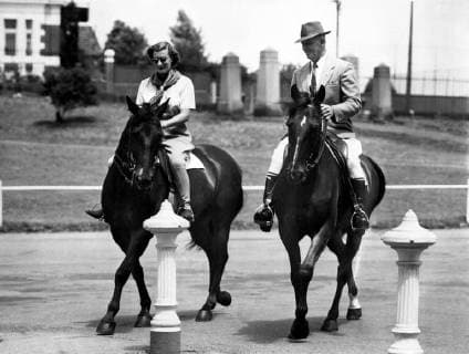Lady Pamela goes riding Relaxing from vigorous Royal Tour days , Lady Pamela Mountbatten , the Queen s Lady in Waiting , goes riding in the sunshine in Sydney s Centennial Park . She is mounted on police horse Bragger ,and is accompanied by Sergeant R Livermore , who is in charge of the New South Wales mounted police 15 February 1954, Australia Copyright: Topfoto  !ACHTUNG AUFNAHMEDATUM GESCHÄTZT! UnitedArchives1309416