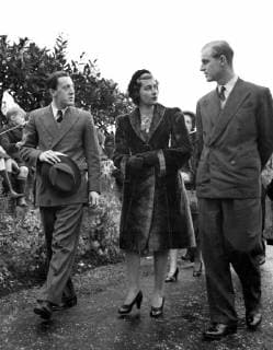 Left to right Lord Brabourne , Pamela Mountbatten and Lt Philip Mountbatten seen after the christening of Lord Brabourne s son 18 November 1947, United Kingdom England Copyright: Topfoto  !ACHTUNG AUFNAHMEDATUM GESCHÄTZT! UnitedArchives1309417