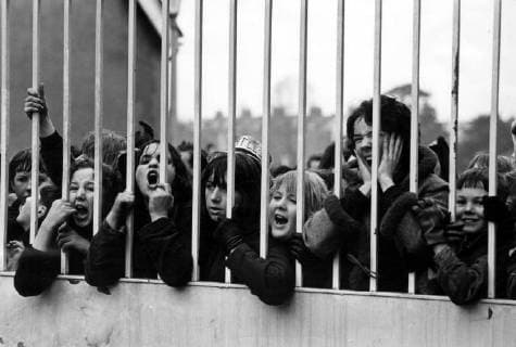 Beatlemania - 21 February 1964 Fans of The Beatles outside the gates of the A.B.C. Television studios at Teddington, Middlesex, England. where The Beatles were filming their first movie A Hard Day s Night , Teddington Middlesex United Kingdom England Copyright: Topfoto  !ACHTUNG AUFNAHMEDATUM GESCHÄTZT! UnitedArchives1309873