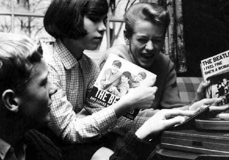Beatlemania - December 1964 Fans of The Beatles playing singles, London United Kingdom England Copyright: Topfoto  !ACHTUNG AUFNAHMEDATUM GESCHÄTZT! UnitedArchives1309877