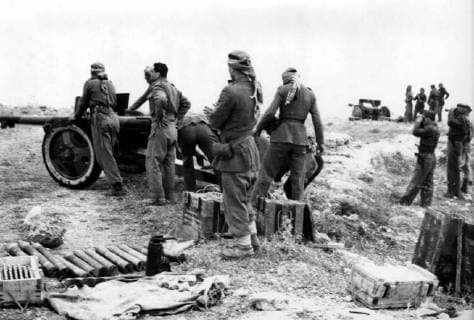 Jews and Arabs in Battle for the Lifeline - bitter fighting for the Tel Aviv highway . Photo shows ; Mahmoud Bey Mahdi , Syrian Commander of the Central Area , Arab Liberation Army , seen at right with some of his officers , inspecting , through field - glasses , the effects of a bombardment on Bab El Wad , three miles from Latrun , on the Tel Aviv highway towards the New City of Jerusalem . Bitter fighting is now taking place in this area in what is known as the Battle for the Lifeline . 31 May 1948, Israel Copyright: Topfoto  !ACHTUNG AUFNAHMEDATUM GESCHÄTZT! UnitedArchives1313307