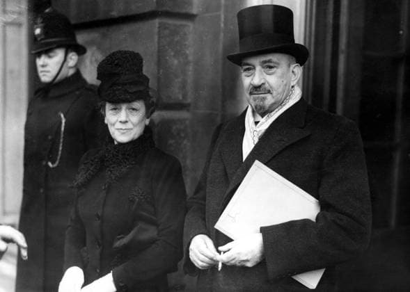 The Palestine Conference , in which the British Government hope to bring about agreement between Jews and Arabs , has opened at St James Palace , London . The Jewish delegates and the Arab delegates are meeting separately , as the Arabs refuse to meet the Jews . Photo shows : Dr Chaim Weizmann , noted scientist who is leader of the Jewish delegation , leaving with his wife after the opening of the Conference . 7 February 1939, London United Kingdom England Copyright: Topfoto  !ACHTUNG AUFNAHMEDATUM GESCHÄTZT! UnitedArchives1316245