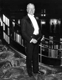 John D Rockefeller Jr , seen as he arrived to attend the formal opening of the Radio City Music Hall in Rockefeller Centre , New York . 6,200 people thronged the mammoth theatre , many of them prominent in theatrical world and business and public life . 27 December 1931, New York City New York United States Copyright: Topfoto  !ACHTUNG AUFNAHMEDATUM GESCHÄTZT! UnitedArchives1316259