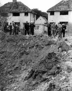 Personnel look over the lip of a crater caused by a 1000 lb bomb dropped during an air raid in Sidcup. Home front 1940., United Kingdom England Copyright: Topfoto  !ACHTUNG AUFNAHMEDATUM GESCHÄTZT! UnitedArchives1316925