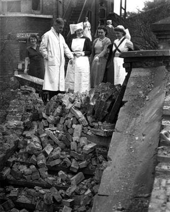 St Nicholas Hospital, Tewson Road, Plumstead. Nurses survey the nights damage. 1940, London United Kingdom England Copyright: Topfoto  !ACHTUNG AUFNAHMEDATUM GESCHÄTZT! UnitedArchives1317116