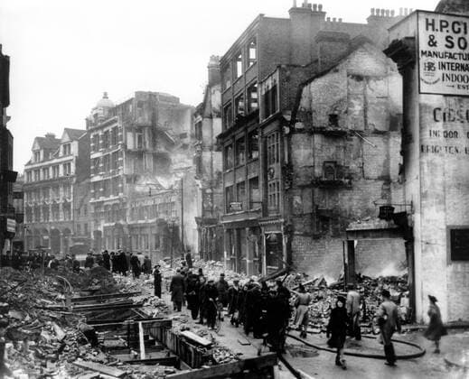 Home front 1940. Showing the destruction caused by German bombing, Brits go about their normal daily business, even in the throes of war,, London United Kingdom England Copyright: Topfoto  !ACHTUNG AUFNAHMEDATUM GESCHÄTZT! UnitedArchives1317184
