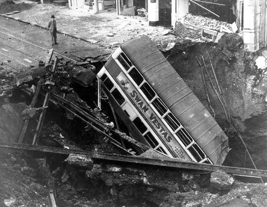 The final resting place of a London bus is the bottom of a bomb crater., London United Kingdom England Copyright: Topfoto  !ACHTUNG AUFNAHMEDATUM GESCHÄTZT! UnitedArchives1323201