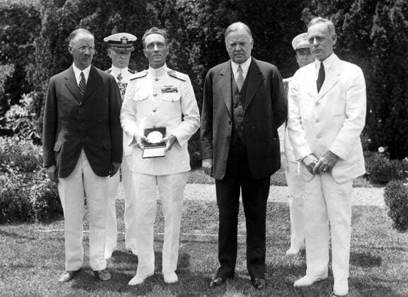 Rear Admiral Richard E Byrd with members of his expedition at the White House , receiving a special medal given by the National Geographic Society commemorating his aerial dash to the South Pole . Left to right ; Dr Gilbert Grosvenor , Admiral Byrd , President Hoover , Ernest Lee Jahnck, Washington DC United States Copyright: Topfoto  !ACHTUNG AUFNAHMEDATUM GESCHÄTZT! UnitedArchives1323617