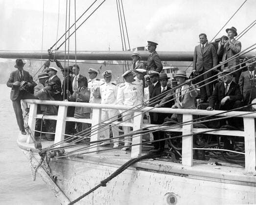 Admiral Richard E Byrd and members of his expedition shown on the SS City of New York as the reception boat Macom came alongside to bring the explorers to New York City after their trip to the South Pole, New York City New York United States Copyright: Topfoto  !ACHTUNG AUFNAHMEDATUM GESCHÄTZT! UnitedArchives1323629