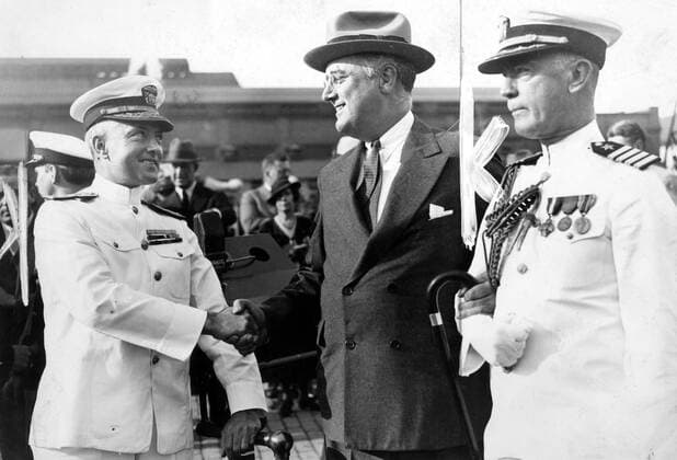 President Roosevelt ( centre ) warmly greets Rear Admiral Richard E Byrd upon the latter s arrival at the Washington naval yard with the Bear of Oakland and crew just returned from his second antarctic expedition . To the right is Captain Wilson Brown , White House naval aide ., Washington DC United States Copyright: Topfoto  !ACHTUNG AUFNAHMEDATUM GESCHÄTZT! UnitedArchives1323631
