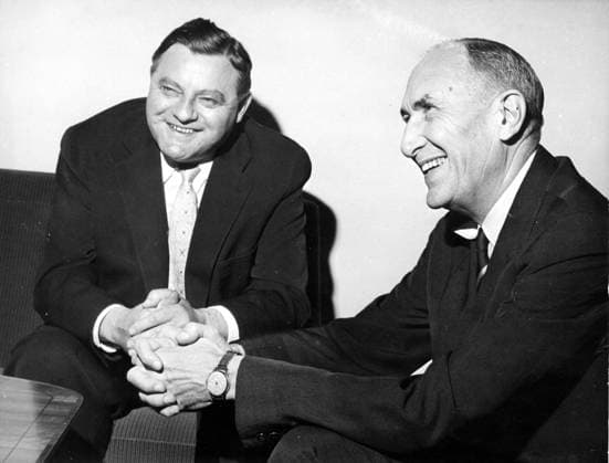 US Navy secretary in Bonn. US Navy Sec William B. Franke (right) meets with West German Defence Secretary Franz Josef Strauss. 18. July 1960, Germany Copyright: Topfoto  !ACHTUNG AUFNAHMEDATUM GESCHÄTZT! UnitedArchives1324865