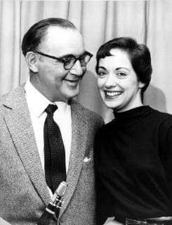 Tuning up. Smiling proudly, Benny Goodman gets together with his newest singing discovery, 20-year-old Donna Musgrove as she rehearses for her television debut. 2 April 1959, New York United States Copyright: Topfoto  !ACHTUNG AUFNAHMEDATUM GESCHÄTZT! UnitedArchives1325432