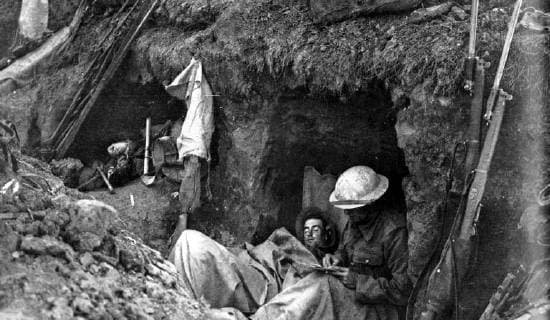 British soldiers making use of a few minutes pause - writing home and sleeping during a lull in the fighting .This view was taken in the front line trenches almost within sight of the enemy : the two soldiers have relaxed their efforts for a few minutes to rest . Everything is ready , however , should an enemy patrol be signalled . The trench is rudely constucted , with earth freshly dug in front - it was captured during the advance and made to face round towards the Germans forming a parados . The kit-bags of the two soldiers are in the shelter on the left , near which are also other trench warfare implements . 5 August 1916, France Copyright: Topfoto  !ACHTUNG AUFNAHMEDATUM GESCHÄTZT! UnitedArchives1326433