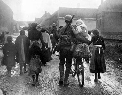 Villagers in France welcoming British troops as they enter their village . 7 April 1917, France Copyright: Topfoto  !ACHTUNG AUFNAHMEDATUM GESCHÄTZT! UnitedArchives1326759