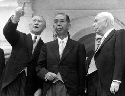 Japanese Prime Minister Nobosuke Kishi is welcomed by West German Chancellor Konrad Adenauer at the Wahn airport as he arrived for a two-day state visit to West Germany. Kishi was scheduled to meet with high German officials, including Adenauer and Economic Minister Ludwig Erhard, to discuss closer economic relations between West Germany and Japan. 16 July 1959, Bonn North Rhine-Westphalia Germany Copyright: Topfoto  !ACHTUNG AUFNAHMEDATUM GESCHÄTZT! UnitedArchives1327350