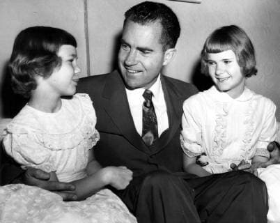 Vice President Richard Nixon with his 2 daughters, Julie (left) and Patricia. 4 June 1957, Washington D.C. United States Copyright: Topfoto  !ACHTUNG AUFNAHMEDATUM GESCHÄTZT! UnitedArchives1331129