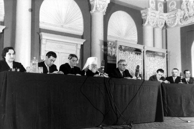 Russia stages Oberlander trial. The Russians held their own version of the Nuremberg war crimes trial in Moscow, with Herr Theodore Oberlander , West German minister for all refugees. They held a press conference for Soviet and foreign journalists at the house of unions on 5th April, and here, members of the commission are, left to right, V Grizodubova (USSR), a member of the commission, V Sukhodrev, an interpreter, and member of the commission Academician, T Lysenko, Metropolitan Nikolai of Krutitzy, and Kolokna, P Bogoyavlensky, executive secretary of the commission. 11 April 1960, Moscow Russia Federation Copyright: Topfoto  !ACHTUNG AUFNAHMEDATUM GESCHÄTZT! UnitedArchives1331813