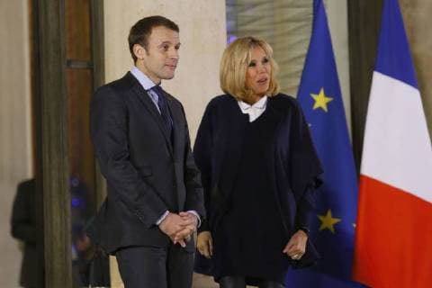 Emmanuel Macron - Brigitte Macron HANDBALL : Emmanuel Macron recoit les Handballeuses Francaises a l Elysee - 18 12 2017 MichaelBaucher Panoramic 