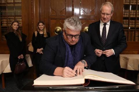 Hannover 19 12 2017 Hans Georg Näder carries in the Golden Book of the city a City Hall Council room Mayor Stefan Schostok