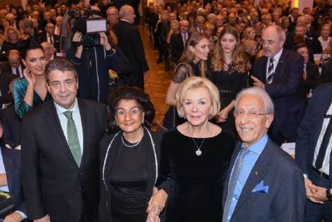 Hannover 19 12 2017 HCC awarding Leibniz ring on Hans Georg Näder Chief of the medical and prosthetic manufacturer Otto Bock from Duderstadt district of Göttingen Sigmar Gabriel Mahshid Samii Liz Mohn Prof Dr Madjid Samii