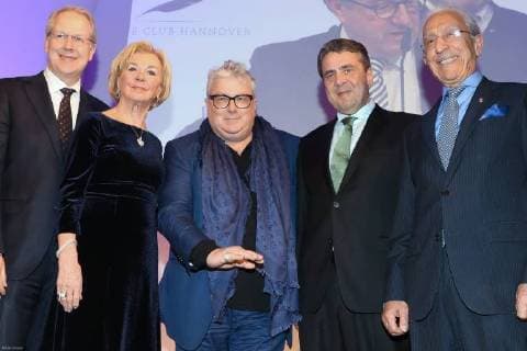 Hannover 19 12 2017 HCC awarding Leibniz ring on Hans Georg Näder Chief of the medical and prosthetic manufacturer Otto Bock from Duderstadt district of Göttingen left Stefan Schostok Liz Mohn Hans Georg Näder Sigmar Gabriel Prof Dr Madjid Samii